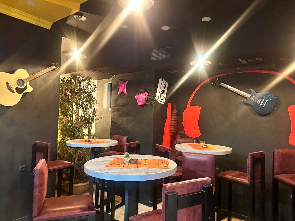 Piano Lounge and Kitchen — Кентрон