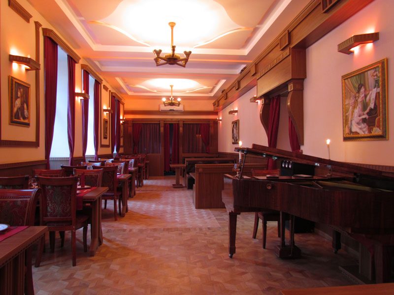 Renoir Beauty Salon, Alco & Perfume Boutique, Cafe-Restaurant — фото 1