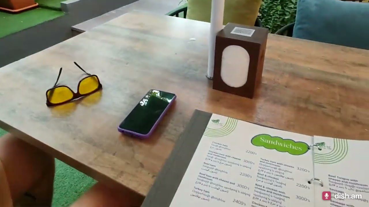Lime Lounge Cafe в Ереване — зелёная терраса, зал и меню